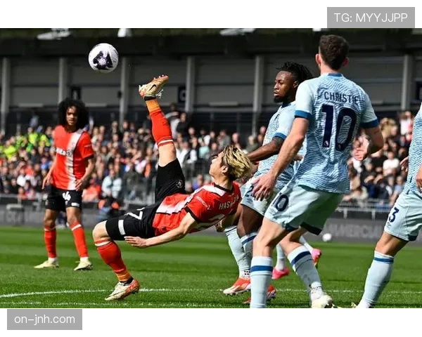 实时:卢顿扳平比分,利用对手在区域防守向盯人转换瞬间的空当 实时:卢顿扳平比分,利用对手在区域防守向盯人转换瞬间的空当